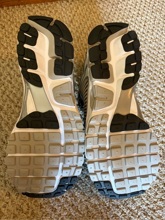 NEW IN BOX Nike Men’s zoom vomero 5 sneakers size 12